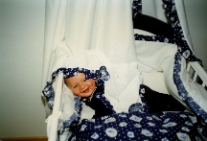 (1996-06) Timothy joue dans sa chambre